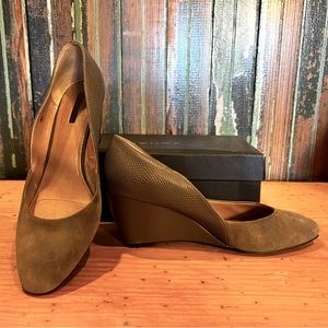 Tahari gray wedge; size 9.5; gray; great condition; leather/suede